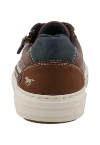 Sneaker in suede marrone con una parte superiore blu, suola in gomma bianca e cuciture a contrasto. Presenta un logo a forma di cavallo discreto sul tallone.