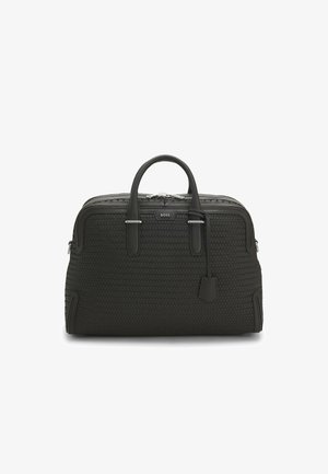 Borsa da viaggio in pelle nera con trama intrecciata, doppi manici, dettagli in metallo argentato e una patch con il logo. Caratteristiche una chiusura con cerniera e scomparti laterali.