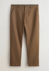 Pantalon marron à jambes droites avec passants de ceinture, poches latérales et fermeture à boutons sur un fond clair.