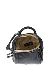 Zwarte leren rugzak met een gestructureerd oppervlak, een hoofdvak met rits, een beige voering met het merklogo en twee zijvakken met rits.