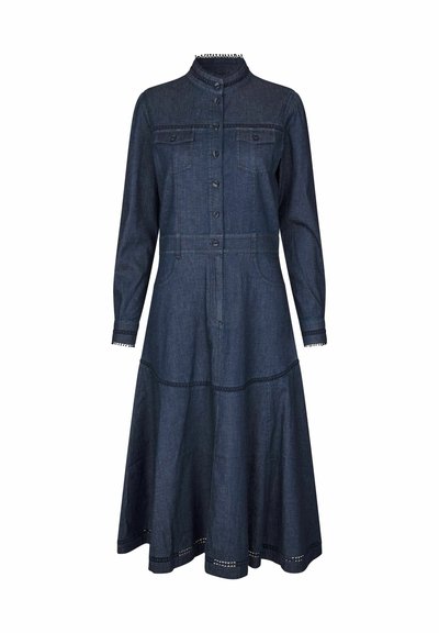 Robe en denim foncé à manches longues, avec fermeture boutonnée devant, col montant, poches poitrine, taille cintrée et bordure décorative aux poignets et à l'ourlet.