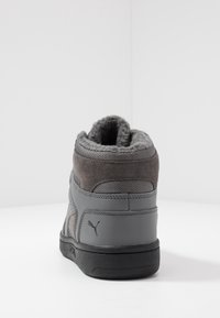 Baskets montantes grises en suède texturé et cuir lisse, avec bout arrondi, col rembourré et semelle extérieure en caoutchouc noir.