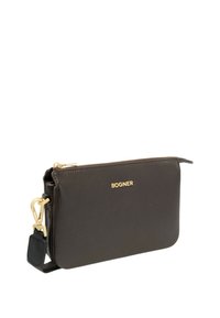 Clutch in pelle marrone scuro con accessori dorati. Presenta una chiusura con zip, un fermaglio laterale e un logo impresso per un tocco in più. Forma rettangolare compatta.