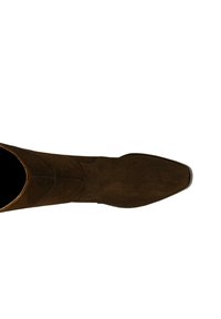 Brązowy zamszowy botek za kostkę o eleganckim designie, stożkowym czubku i minimalnym przeszyciu. But ma gładką fakturę i subtelne krzywizny.