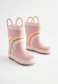 Bottes de pluie en caoutchouc rose avec une doublure blanche pelucheuse, dotées de rayures arc-en-ciel multicolores et d'accents d'étoiles scintillantes sur le côté.