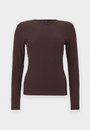 Brun ribbestrikket langermet topp med rund hals og en liten GAP-lapp ved halsen, vist på hvit bakgrunn.