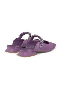Paarse suède slingback schoenen met een vierkante neus, voorzien van een met kristallen versierde rand en een lage, brede hak.