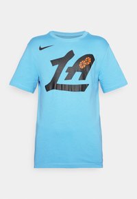 Modrá bavlněná tričko s velkým černým grafikou, na které je text "LA" a oranžový basketbal. Krátké rukávy a design s kulatým výstřihem.