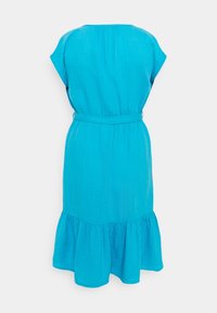 Turkoosin värinen mekko, joka on valmistettu kevyestä kankaasta. Mekossa on levenevä helma, lyhyet hihat ja säädettävä vyö vyötäröllä.