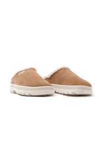 Bruna mocka slip-on skor med fluffig vit foder och en strukturerad vit gummisula med klackmönster för grepp.