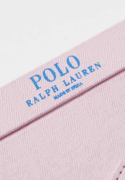Ροζ υφασμάτινη ετικέτα με σχέδιο καπιτονέ, με μπλε κεντημένο κείμενο "POLO RALPH LAUREN" και "MADE IN INDIA".