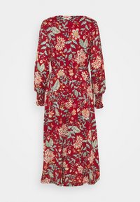 Robe midi rouge à fleurs avec manches longues bouffantes. Présente des feuilles vertes et des fleurs blanches, jaunes et orange sur un tissu texturé.