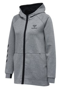 Sudadera con cremallera gris con interior negro, que presenta un logo en el pecho y franjas de acento negro en las mangas. Tela suave, corte relajado.