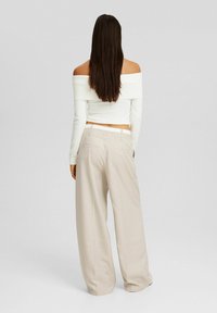 Bershka Pantalones - camel
