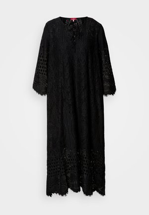 Abito in pizzo nero con scollatura tonda, maniche tre quarti, motivi intricati e orlo frangiato; presenta una chiusura frontale legata.