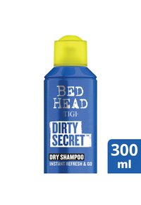 Bottiglia cilindrica blu di shampoo secco con cappuccio giallo. L'etichetta recita "Bed Head TIGI Dirty Secret" e "300 ml." Texture liscia con elementi grafici.