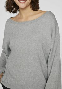 Grijze oversized sweater van gebreid materiaal met een wijde halslijn en lange mouwen, textuurstof en een comfortabele pasvorm.