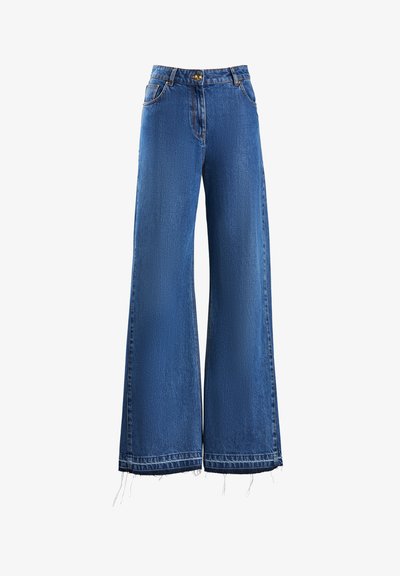 Platās kājas džinsi tumši zilos denimos ar augstu jostasvītru, ar pogu aizdari, divām priekšējām kabatām un saplēstiem malām.