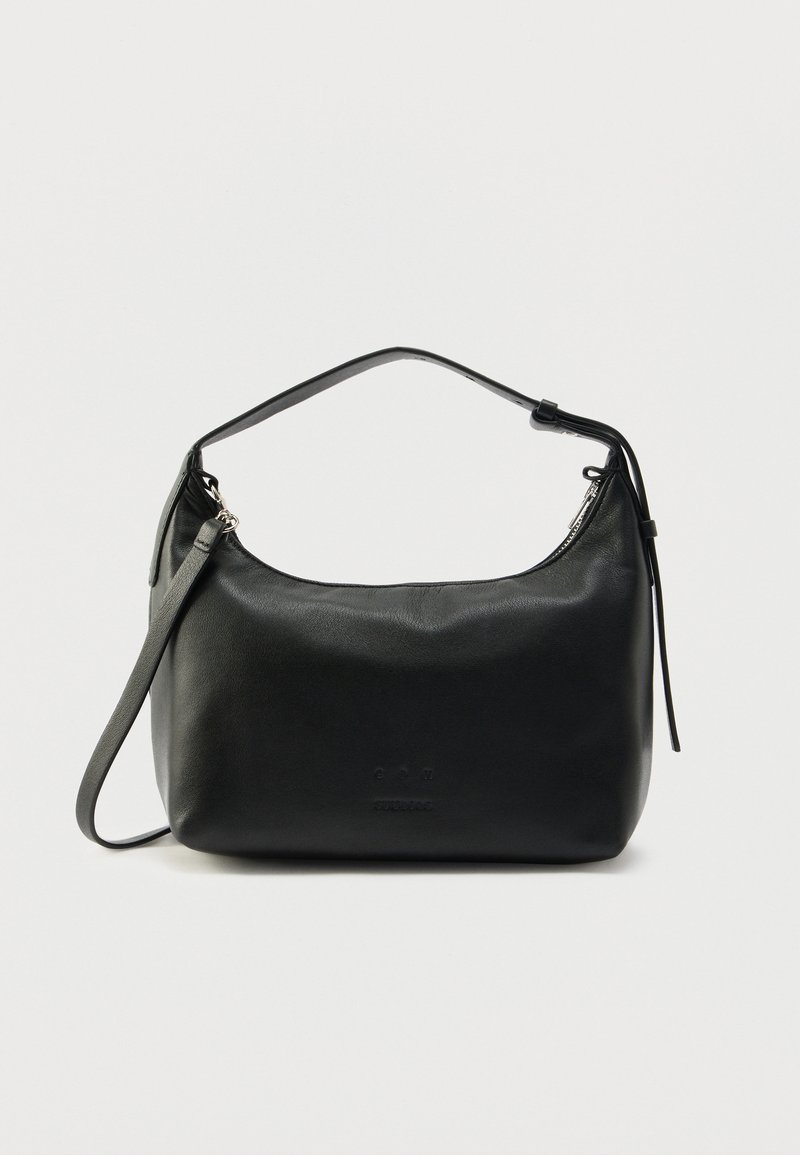 Geantă din piele neagră cu formă curbată, un singur mâner superior și o curea pentru umăr. Dispune de o închidere cu fermoar în partea de sus și o textură netedă.