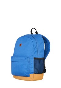 Blauer Stoff-Rucksack mit braunem Boden, ausgestattet mit einer Vordertasche und einem netzseitigen Fach. Schwarze Tragegurte und ein Tragegriff oben.