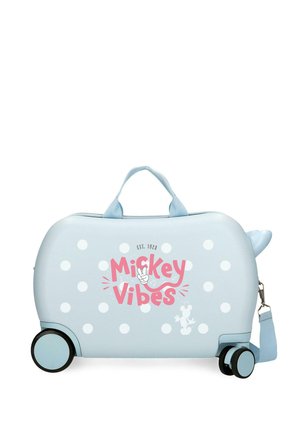 Maleta azul claro de tamaño infantil con lunares blancos, texto "Mickey Vibes", gráfico de Mickey Mouse, ruedas dobles delanteras y un pequeño detalle en forma de cola en el lateral.