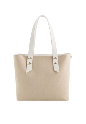 Beige Canvas-Shopper-Tasche mit weißen synthetischen Ledergriffen, verziert mit dekorativen Beschlägen in Goldoptik. Glatte Textur und rechteckige Form.