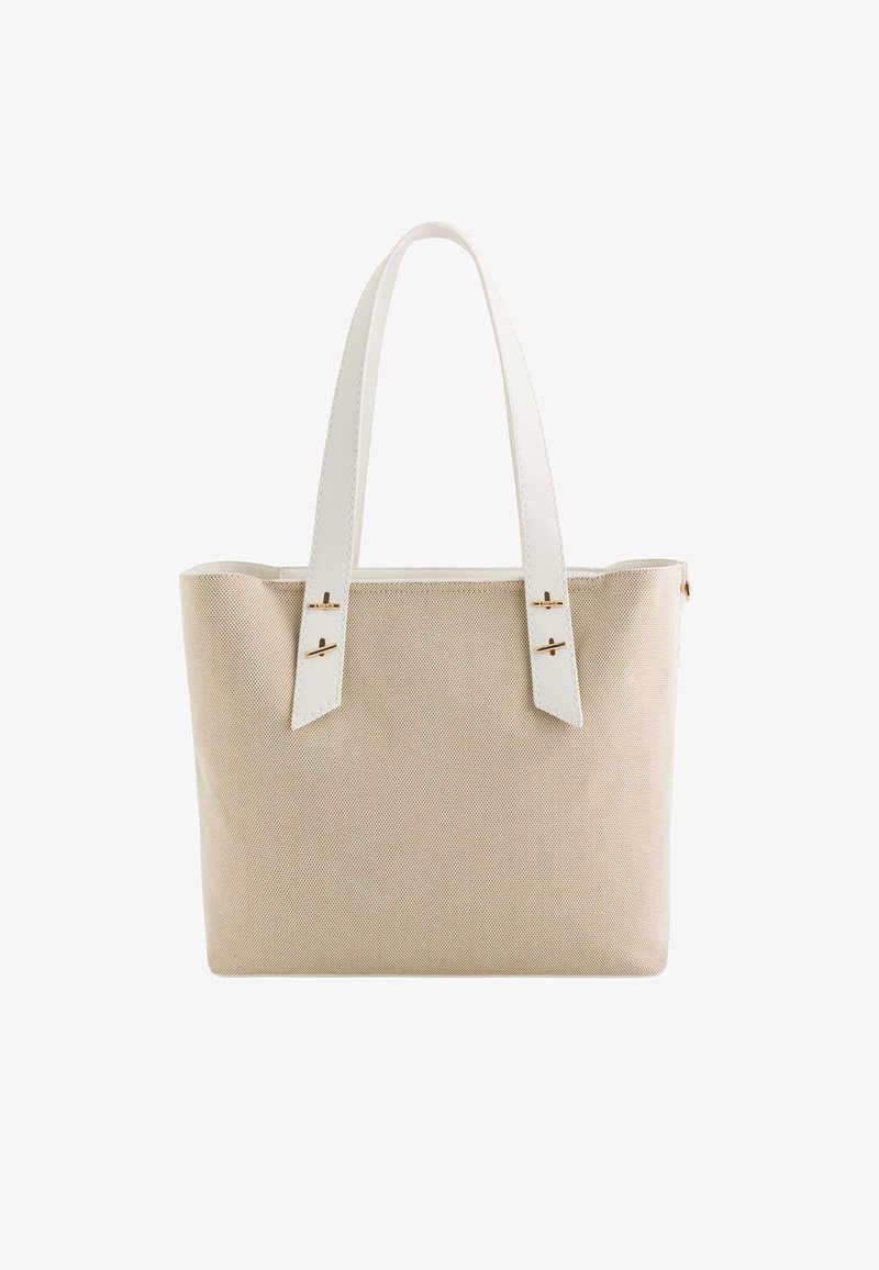 Beige canvas tote bag met witte synthetische leren handvatten, met decoratieve accenten van goudkleurig hardware. Glad textuur en rechthoekige vorm.