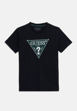 Tricou negru cu mâneci scurte, cu un logo triunghiular verde Guess, care conține textul "GUESS U.S.A." și un semn mare de întrebare pe partea din față.