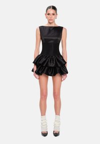 Sort satin kjole med en tætsiddende bodice og voluminøs nederdel. Har en firkantet udskæring, ærmeløs design og glansfuld tekstur.