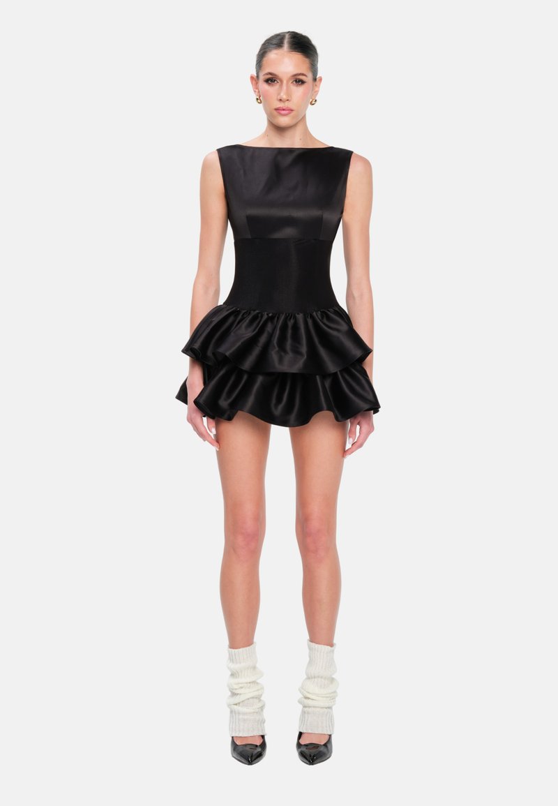 Sort satin kjole med en tætsiddende bodice og voluminøs nederdel. Har en firkantet udskæring, ærmeløs design og glansfuld tekstur.