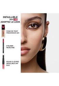 Un gros plan d'un visage mettant en valeur un anneau en or courbé. L'image comprend du texte ainsi que des images d'un fond de teint, d'un eyeliner et d'un rouge à lèvres.