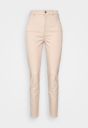 Jeans de cintura alta em bege, feitos de uma mistura de algodão. Apresentam cinco bolsos, uma fecho de correr e pernas ajustadas em forma de afunilamento com uma textura suave.