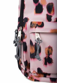 Reppu, jossa on vaaleanpunainen ja musta abstrakti leopardikuosi, harmaasta metallista varusteet, vetoketjut ja teksturoitu kangas. Sisältää sivutaskun.