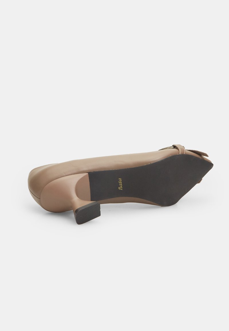 Escarpins BATA En Cuir Taupe - Talons Compensés - Taille 39 - Occasion En Parfait état