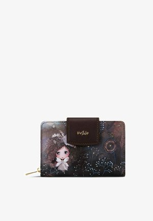 Geldbörse aus dunklem, bedrucktem synthetischem Material mit einer verspielten Illustration eines Mädchens mit lockigem Haar, gesichert durch eine braune Klappe mit goldenem Logo.
