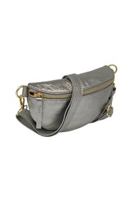 Sac bandoulière en métal argenté avec une forme arrondie, fermeture zippée et accents en matériel doré. Fabriqué en matériau synthétique texturé. Bandoulière réglable.