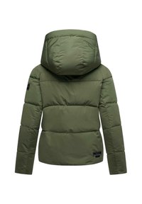 Groene pufferjack met capuchon, met een gestikt ontwerp, lange mouwen en een logo patch op de onderzijde van de linkerrug. Glad textuur.