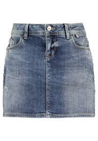 Jupe en denim courte avec bouton à l'avant, fermeture éclair, passants de ceinture et poches avant et arrière, avec des détails légèrement déchirés.