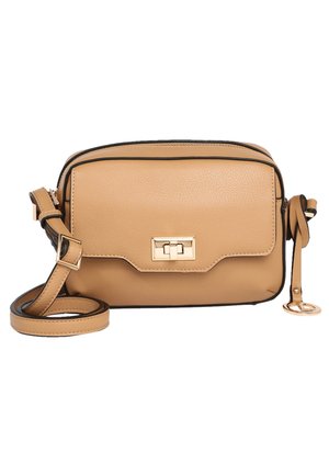 Tan læder crossbody taske med frontklap, guldfarvet twist-lås, justerbar rem og en lille rund guldfarvet charme på siden.
