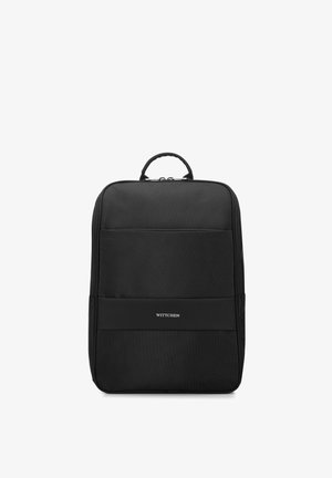 Sac à dos en nylon noir de forme rectangulaire, doté d'une poignée supérieure, d'une poche zippée à l'avant et d'un accent de logo en bas à l'avant. Texture lisse.