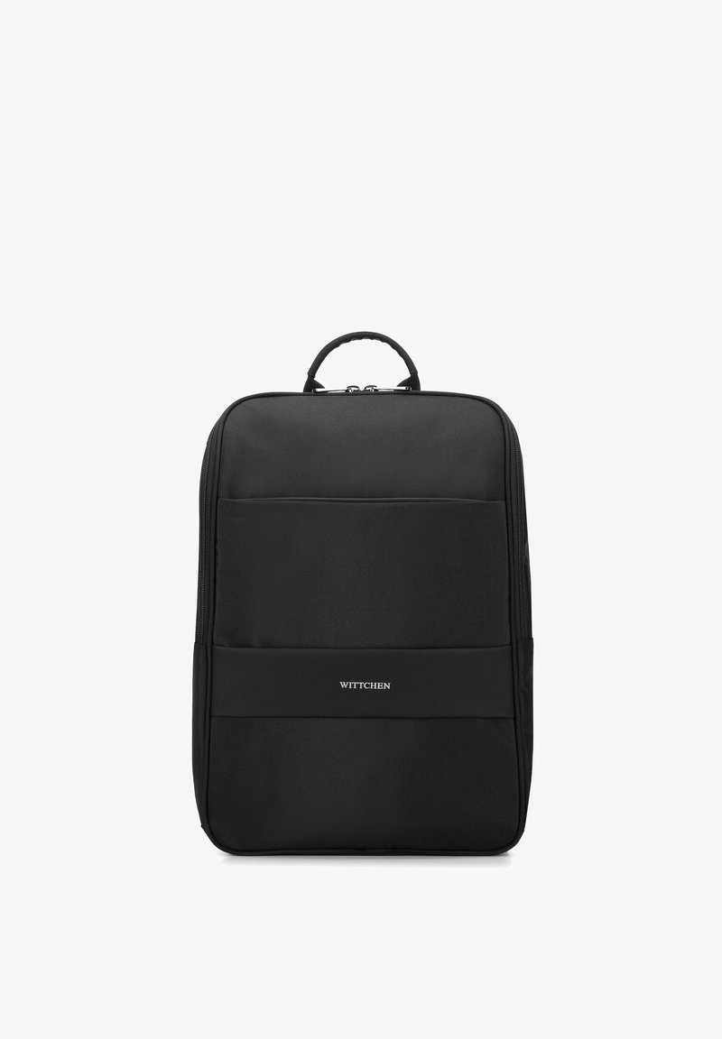 Mochila de nylon negra con forma rectangular, con un asa en la parte superior, un bolsillo con cremallera en la parte frontal y un detalle de logo en la parte inferior delantera. Textura suave.