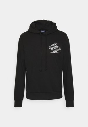 Zwarte hoodie met een frontale kangoeroezak, een trekkoord en witte gedrukte teksten met specificaties op de borst.