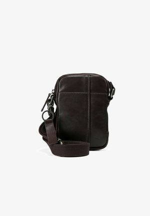 Bolso cruzado de cuero marrón oscuro con forma rectangular, cierre de cremallera en la parte superior y una correa de tela ajustable. Presenta acentos de costura mínimos.