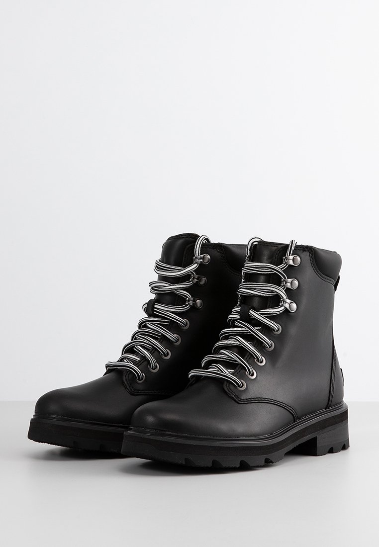 Schwarze Lederstiefeletten mit silbernen Schnürsenkeln, gepolstertem Schaft und Gummisohle mit strukturiertem Griffmuster. Robuste, schnürbare Ausführung.