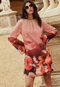 Lipsy FLORAL REGULAR FIT - Rochie de zi - pink
