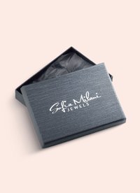 Grå smykkeboks med en struktureret overflade. Har et hvidt logo med teksten "Sofia Milani JEWELS." Åbnet for at afsløre sort silkepapir indeni.