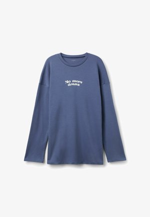 Camisa de manga larga azul hecha de algodón, con cuello redondo y aberturas laterales. En la parte delantera tiene un texto blanco que dice "No más drama."