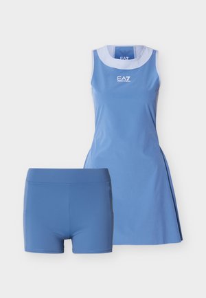 Gaiši zila bezroku tenisa kleita ar baltu apkakli un atbilstošiem piegulošiem šortiem, uz krūtīm ar EA7 Emporio Armani logotipu.