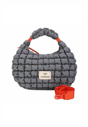 Bolso acolchado gris con diseño texturizado acolchado, con acentos rojos y una correa extraíble. Incluye una placa con el logo en la parte frontal.