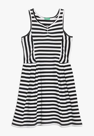 Sort og hvid, ærmeløs kjole med vandrette striber, tætsiddende talje og udvidet skørt med rund halsudskæring.